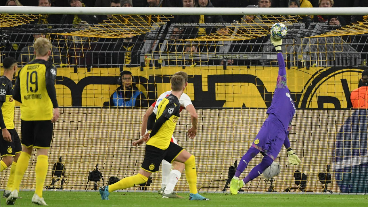  Classic GK Analysis: Roman B?rki defies logic with stunning Slavia... Picture